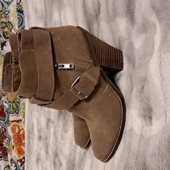 Dolce Vita suede bootie with side zip - Picture 4 of 9